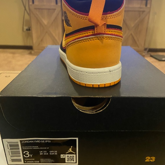 Jordan retro 1 size 2.5 and size 3 - Picture 2 of 4